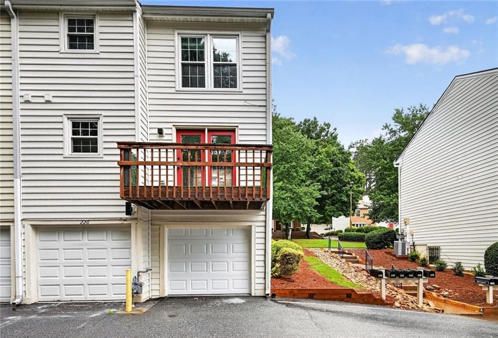 3 bedroom, 4 bathroom, 1,240 sq ft townhouse for sale at 226 High Creek Drive, Roswell, GA 30076 — photo 2