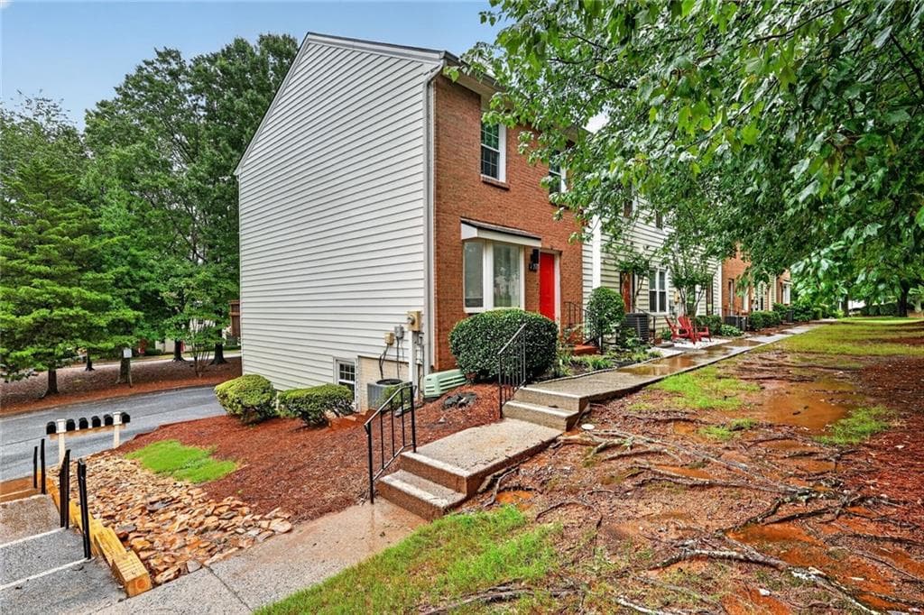 3 bedroom, 4 bathroom, 1,240 sq ft townhouse for rent at 226 High Creek Drive, Roswell, GA 30076 for $2,500 a month — photo 3