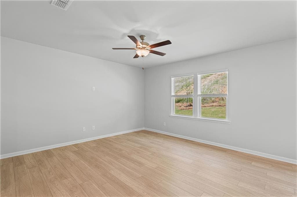 4 bedroom, 3 bathroom, 2,322 sq ft single family residence under contract at 3096 Orwell Drive, Gainesville, GA 30507 — photo 4