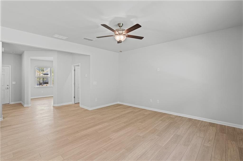 4 bedroom, 3 bathroom, 2,322 sq ft single family residence under contract at 3096 Orwell Drive, Gainesville, GA 30507 — photo 5