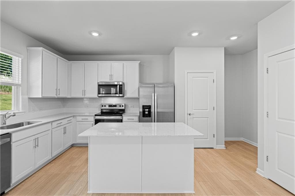 4 bedroom, 3 bathroom, 2,322 sq ft single family residence under contract at 3096 Orwell Drive, Gainesville, GA 30507 — photo 7