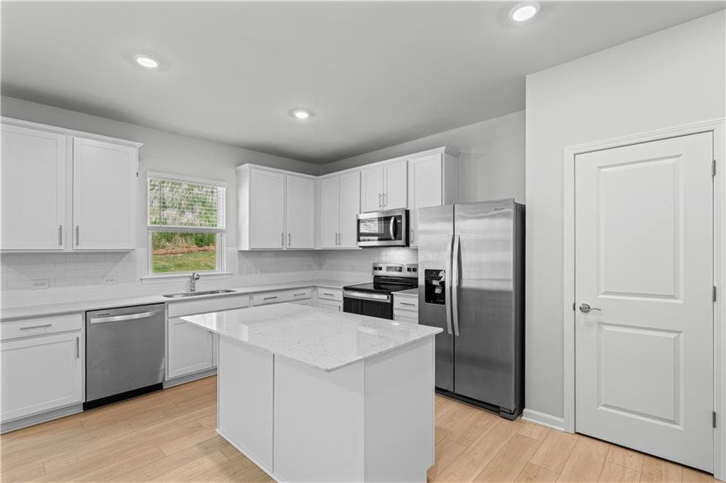4 bedroom, 3 bathroom, 2,322 sq ft single family residence under contract at 3096 Orwell Drive, Gainesville, GA 30507 — photo 8
