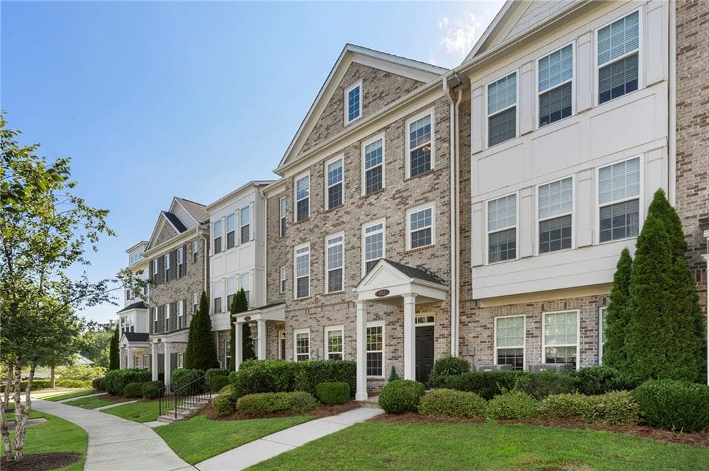 3 bedroom, 4 bathroom, 2,332 sq ft townhouse for sale at 653 Hanlon Way, Alpharetta, GA 30009 — photo 3