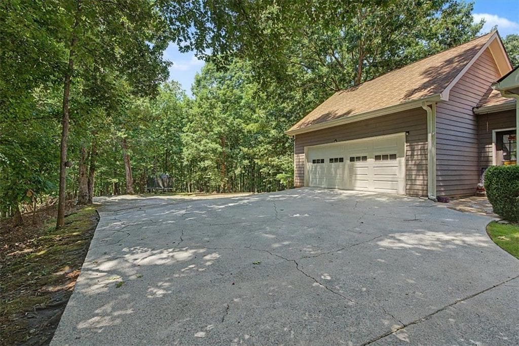 5 bedroom, 5 bathroom, 3,808 sq ft single family residence for sale at 6431 Chestnut Hill Road, Flowery Branch, GA 30542 — photo 6