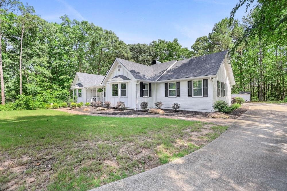 4 bedroom, 4 bathroom, 2,467 sq ft single family residence for sale at 20 Turkey Point Drive, LaGrange, GA 30240 — photo 2