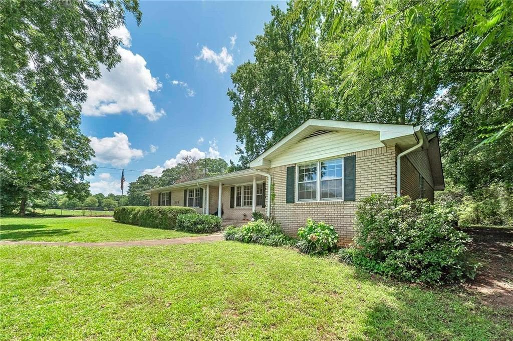 3 bedroom, 2 bathroom, 1,806 sq ft single family residence under contract at 1318 East Lake Road, Mcdonough, GA 30252 — photo 2