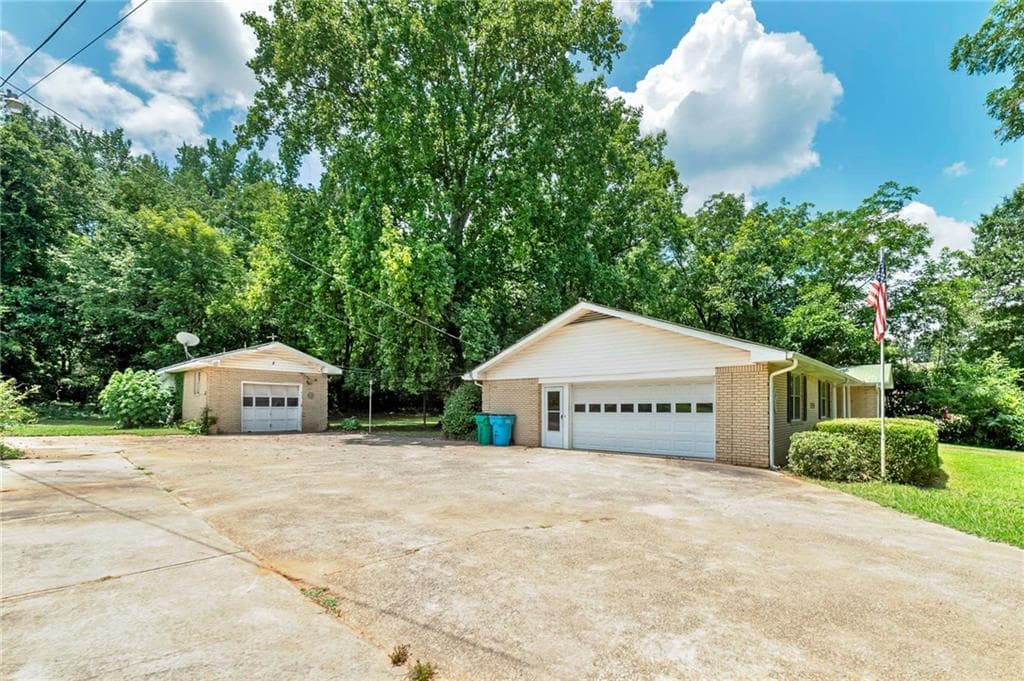 3 bedroom, 2 bathroom, 1,806 sq ft single family residence under contract at 1318 East Lake Road, Mcdonough, GA 30252 — photo 3