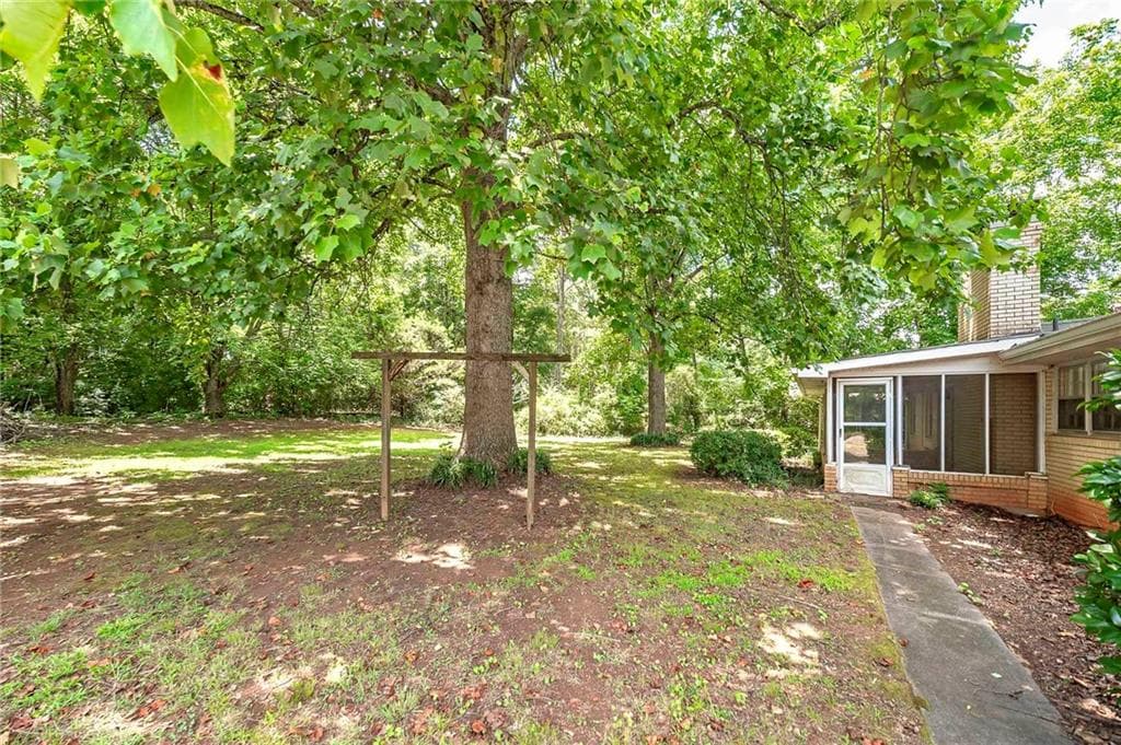 3 bedroom, 2 bathroom, 1,806 sq ft single family residence under contract at 1318 East Lake Road, Mcdonough, GA 30252 — photo 4