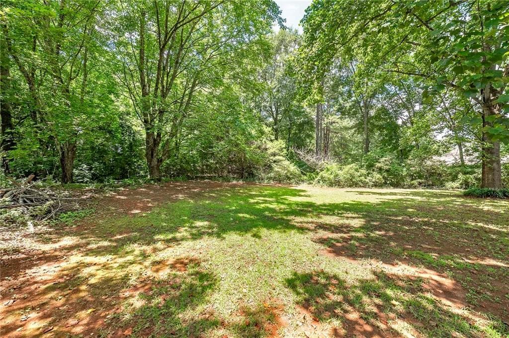3 bedroom, 2 bathroom, 1,806 sq ft single family residence under contract at 1318 East Lake Road, Mcdonough, GA 30252 — photo 5