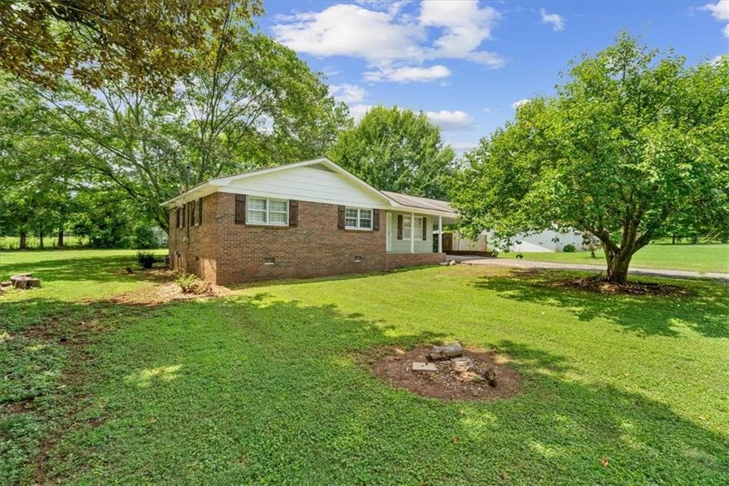 3 bedroom, 2 bathroom, 1,341 sq ft single family residence under contract at 126 Kinman Road, Calhoun, GA 30701 — photo 2