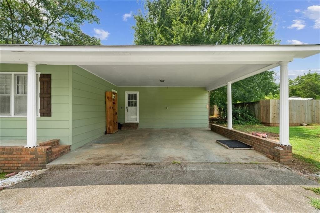 3 bedroom, 2 bathroom, 1,341 sq ft single family residence under contract at 126 Kinman Road, Calhoun, GA 30701 — photo 3