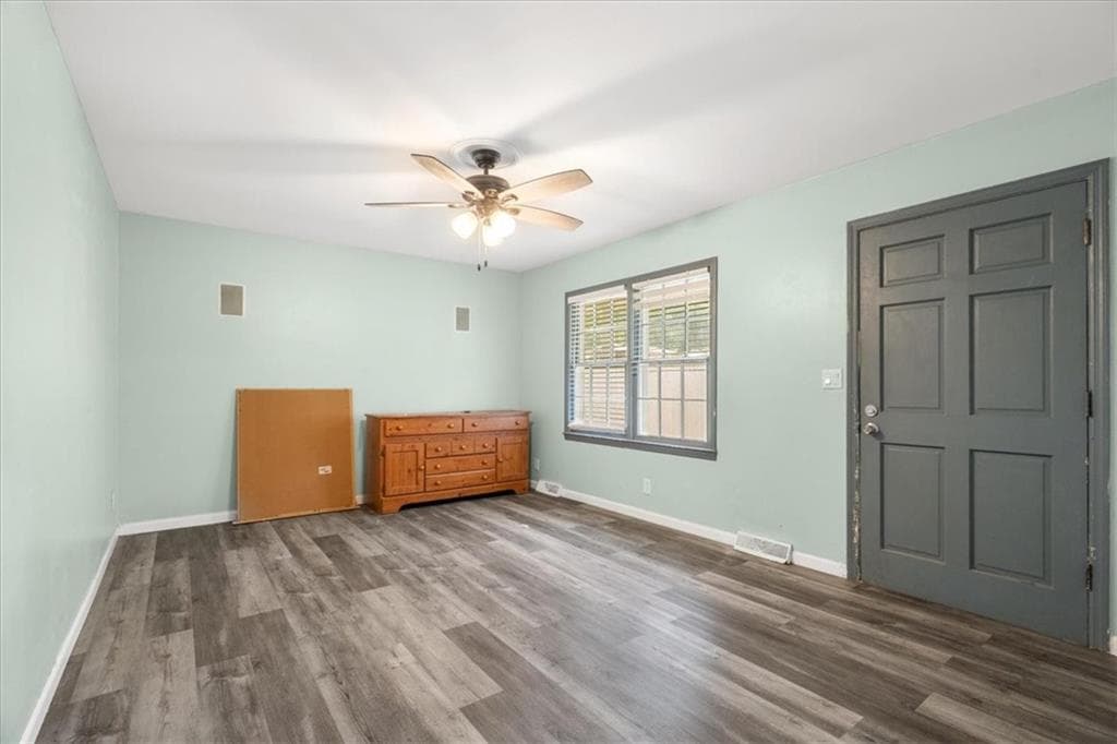 3 bedroom, 2 bathroom, 1,341 sq ft single family residence under contract at 126 Kinman Road, Calhoun, GA 30701 — photo 5