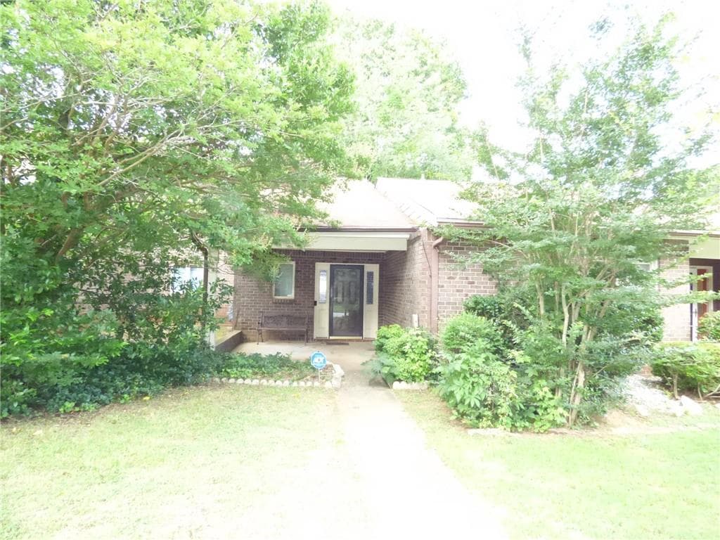 2 bedroom, 3 bathroom, 1,398 sq ft townhouse for sale at 1572 Circlestone Drive, Stone Mountain, GA 30088 — photo 1 of 22
