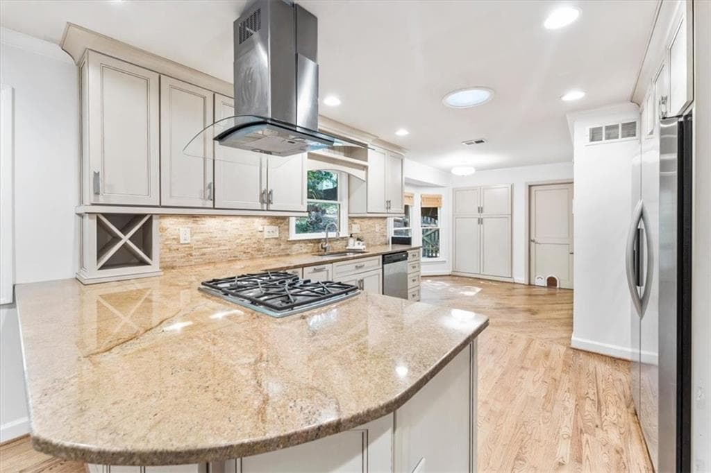 4 bedroom, 4 bathroom, 2,800 sq ft single family residence under contract at 310 Clear Creek Court, Roswell, GA 30076 — photo 7