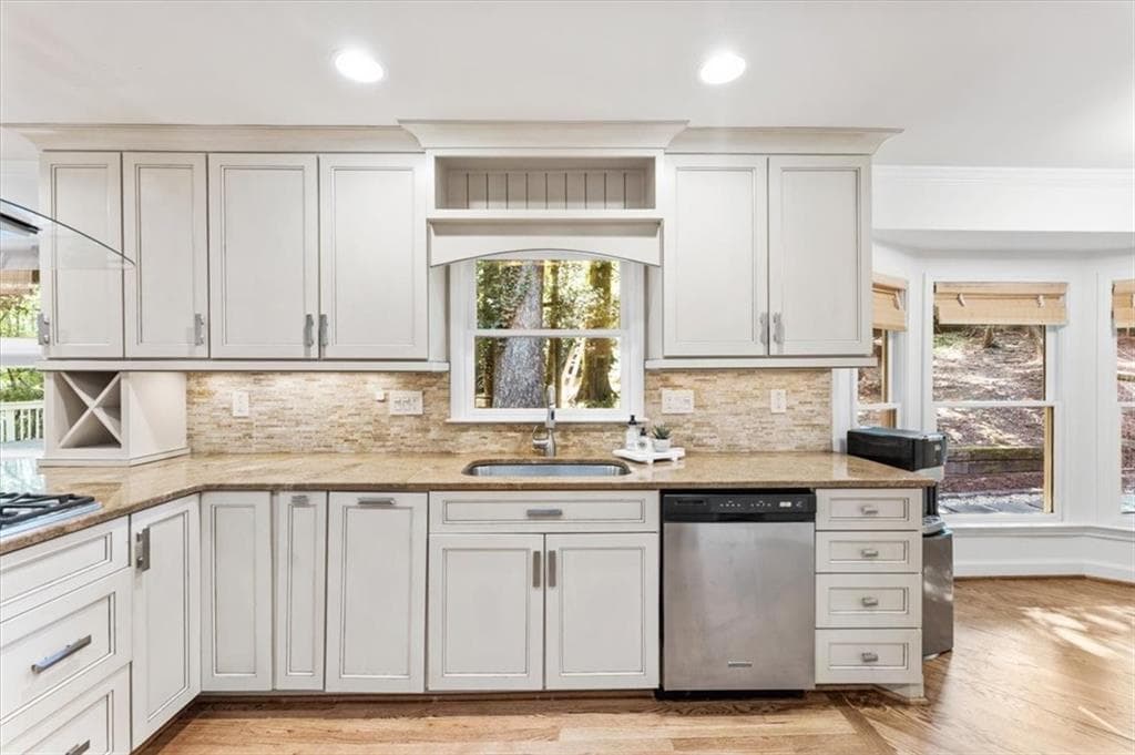 4 bedroom, 4 bathroom, 2,800 sq ft single family residence under contract at 310 Clear Creek Court, Roswell, GA 30076 — photo 8