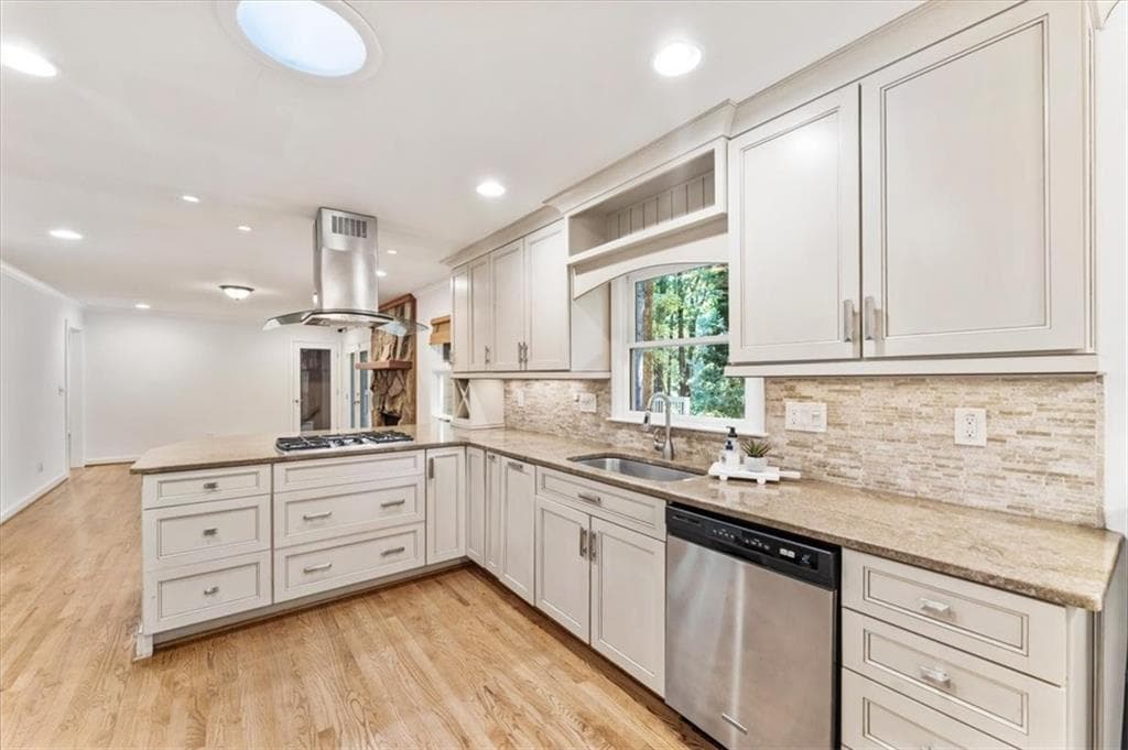 4 bedroom, 4 bathroom, 2,800 sq ft single family residence under contract at 310 Clear Creek Court, Roswell, GA 30076 — photo 9