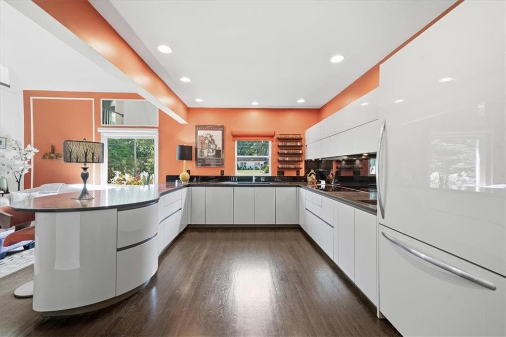 4 bedroom, 5 bathroom, 3,991 sq ft single family residence under contract at 990 Lake Charles Drive, Roswell, GA 30075 — photo 6