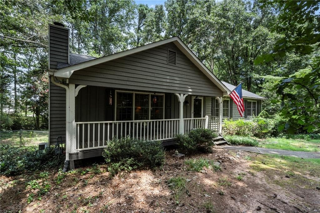 3 bedroom, 2 bathroom, 2,184 sq ft single family residence under contract at 1982 Winding Creek Lane, Marietta, GA 30064 — photo 2