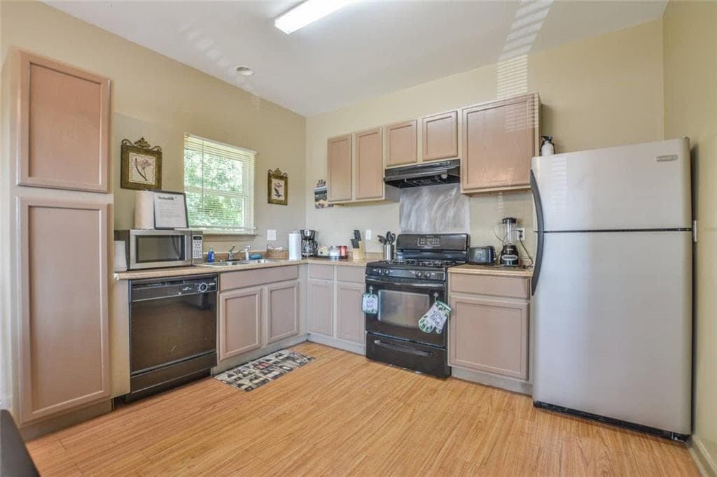 5 bedroom, 2 bathroom, 1,524 sq ft single family residence for sale at 1140 Moreland Drive, Atlanta, GA 30315 — photo 4