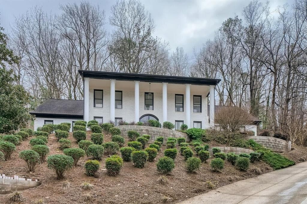 5 bedroom, 6 bathroom, 7,512 sq ft single family residence under contract at 425 Ferry Landing, Sandy Springs, GA 30328 — photo 2