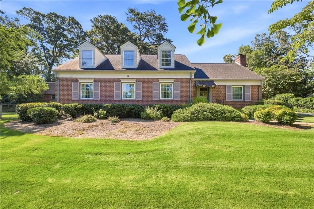 5 bedroom, 3 bathroom, 2,520 sq ft single family residence for sale at 1154 Glenwood Drive, Gainesville, GA 30501 — photo 2