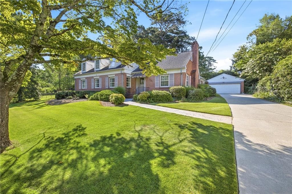 5 bedroom, 3 bathroom, 2,520 sq ft single family residence for sale at 1154 Glenwood Drive, Gainesville, GA 30501 — photo 3