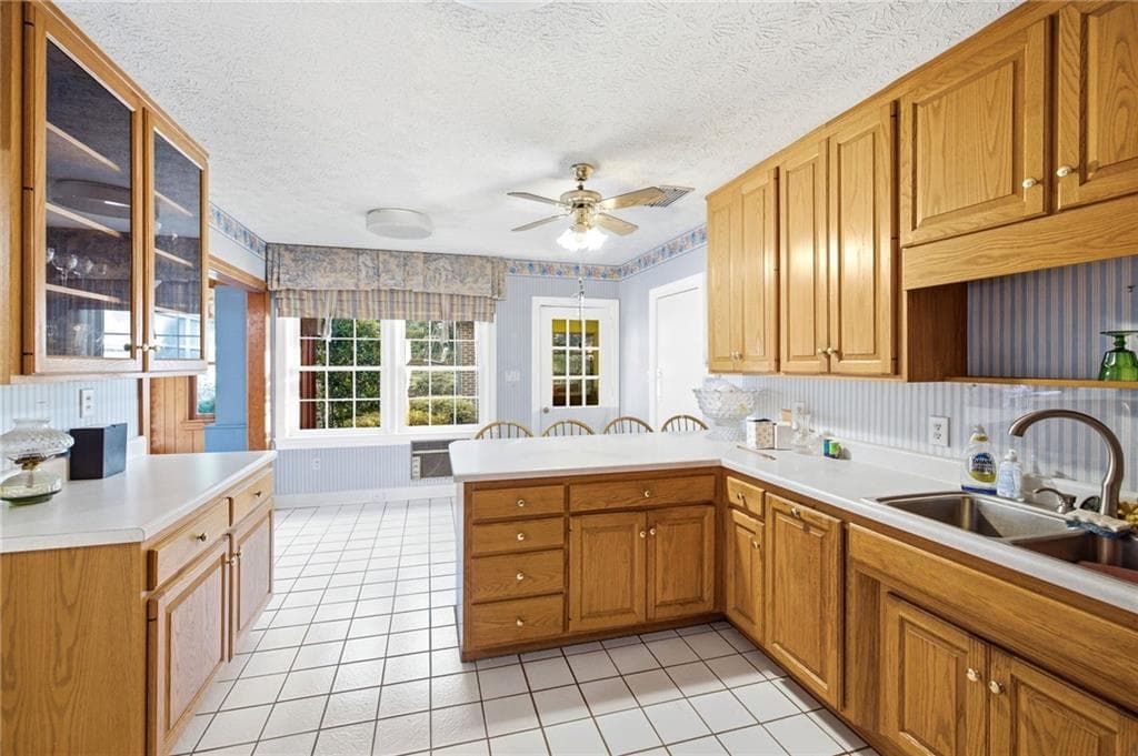 5 bedroom, 3 bathroom, 2,520 sq ft single family residence for sale at 1154 Glenwood Drive, Gainesville, GA 30501 — photo 6