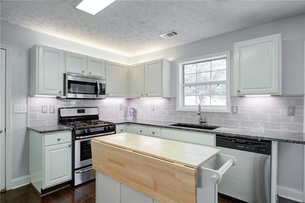 4 bedroom, 3 bathroom, 1,903 sq ft single family residence for sale at 5440 Tallantworth Crossing, Cumming, GA 30040 — photo 4