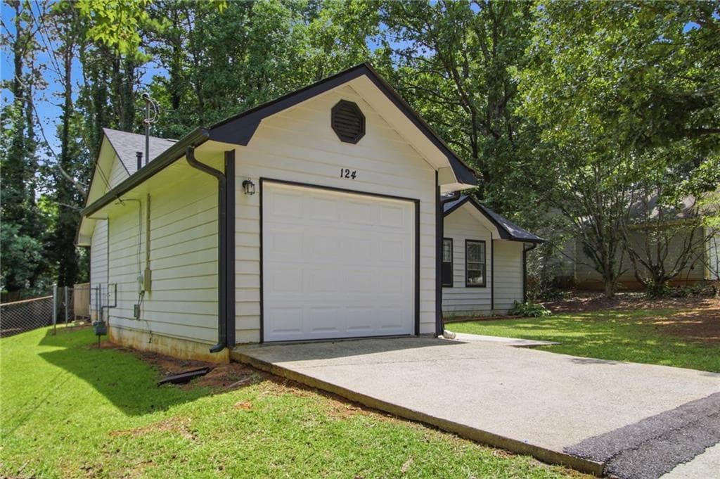 3 bedroom, 2 bathroom, 1,072 sq ft single family residence for sale at 124 Julie Lane, Stockbridge, GA 30281 — photo 2