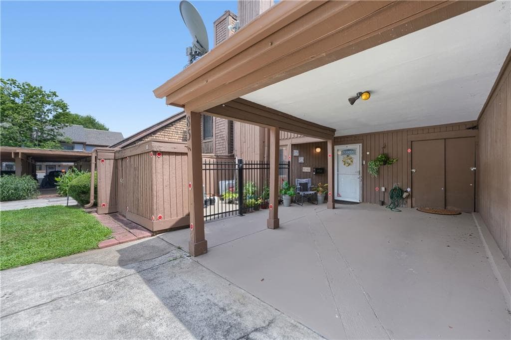 3 bedroom, 3 bathroom, 2,067 sq ft townhouse for sale at 85 Willowick Drive, Lithonia, GA 30038 — photo 3