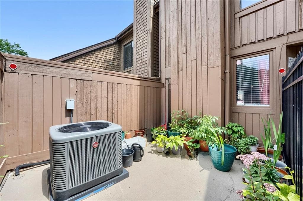 3 bedroom, 3 bathroom, 2,067 sq ft townhouse for sale at 85 Willowick Drive, Lithonia, GA 30038 — photo 4