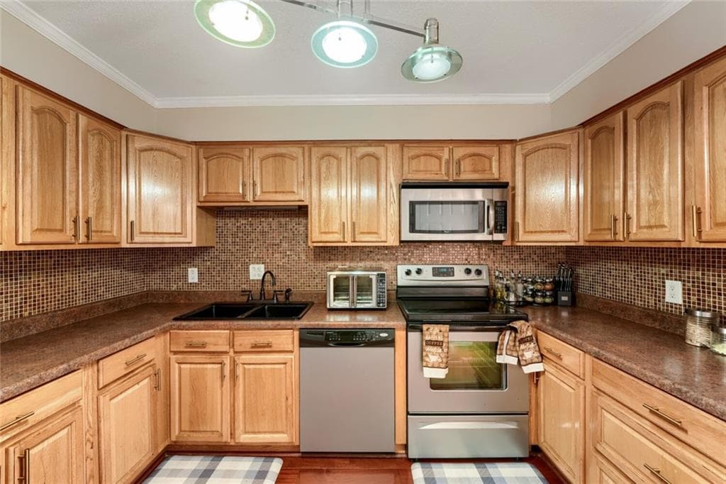 3 bedroom, 3 bathroom, 2,067 sq ft townhouse for sale at 85 Willowick Drive, Lithonia, GA 30038 — photo 9