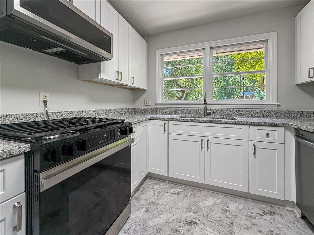 3 bedroom, 2 bathroom, 1,687 sq ft single family residence for sale at 106 Larose Circle, Marietta, GA 30060 — photo 4