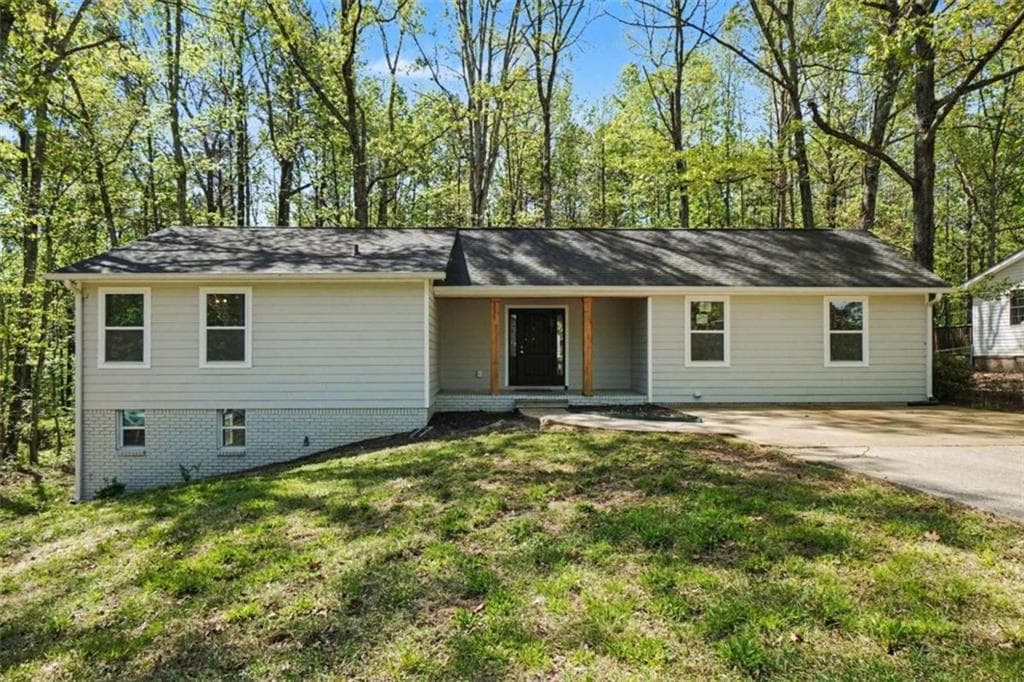 3 bedroom, 2 bathroom, 1,530 sq ft single family residence for sale at 3165 Beaver Drive, Douglasville, GA 30135 — photo 1 of 25