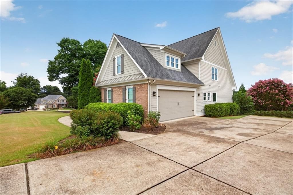 4 bedroom, 4 bathroom, 6,425 sq ft single family residence for sale at 5704 Avalon Commons Way, Clermont, GA 30527 — photo 4