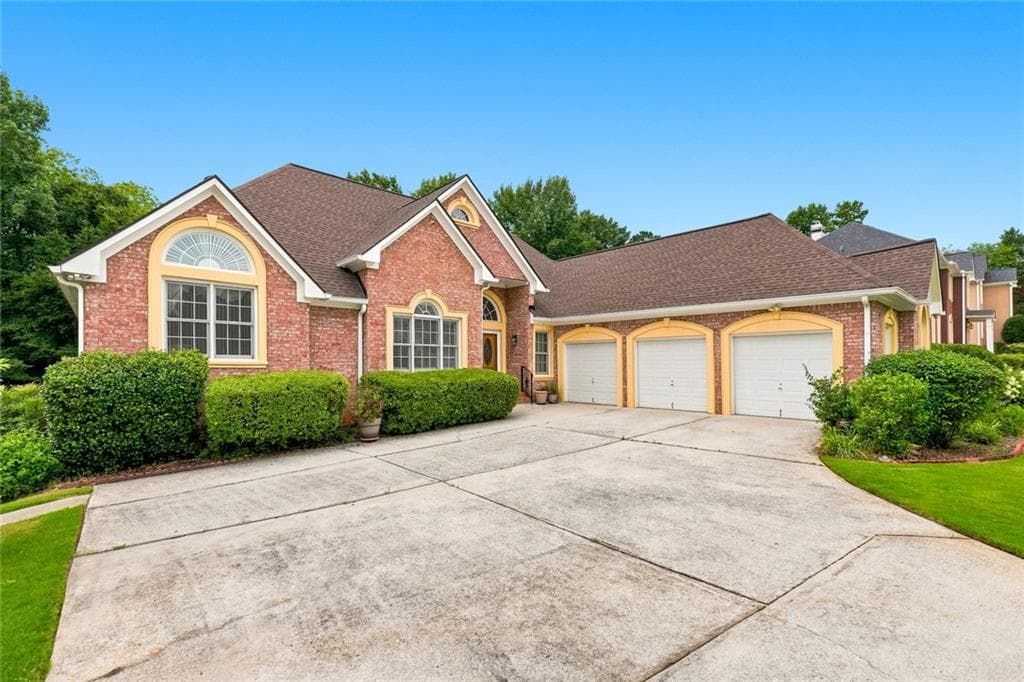 5 bedroom, 4 bathroom, 5,837 sq ft single family residence under contract at 4940 Highland Lake Drive, South Fulton, GA 30349 — photo 3