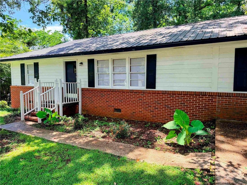 3 bedroom, 2 bathroom, 1,430 sq ft single family residence for sale at 105 Dogwood Drive, LaGrange, GA 30241 — photo 3