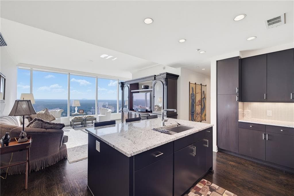 1 bedroom, 2 bathroom, 1,315 sq ft condominium under contract at 3630 Peachtree Road 2606, Atlanta, GA 30326 — photo 2