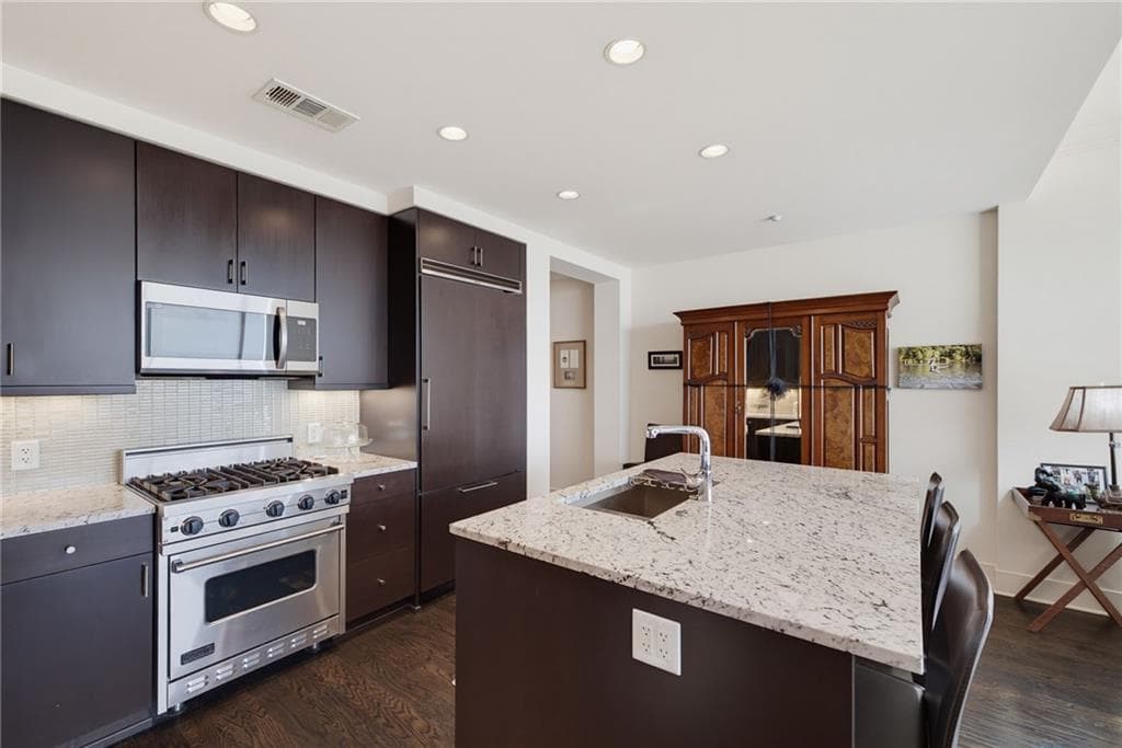 1 bedroom, 2 bathroom, 1,315 sq ft condominium under contract at 3630 Peachtree Road 2606, Atlanta, GA 30326 — photo 3