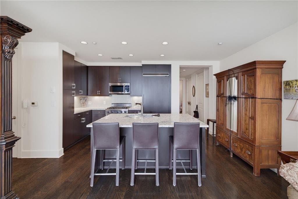 1 bedroom, 2 bathroom, 1,315 sq ft condominium under contract at 3630 Peachtree Road 2606, Atlanta, GA 30326 — photo 4