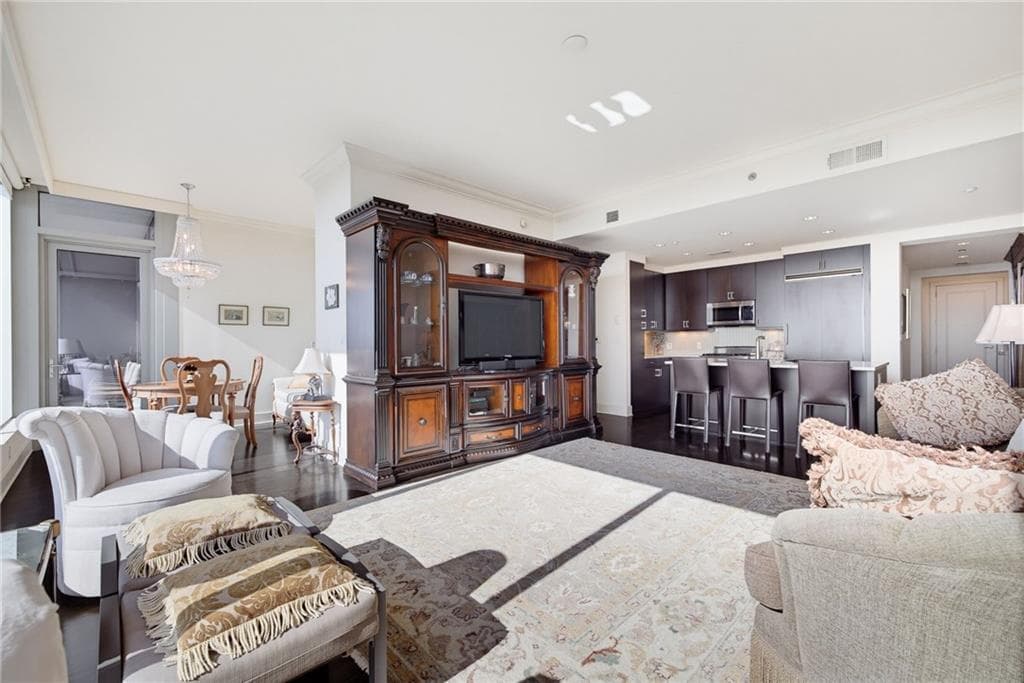 1 bedroom, 2 bathroom, 1,315 sq ft condominium under contract at 3630 Peachtree Road 2606, Atlanta, GA 30326 — photo 8