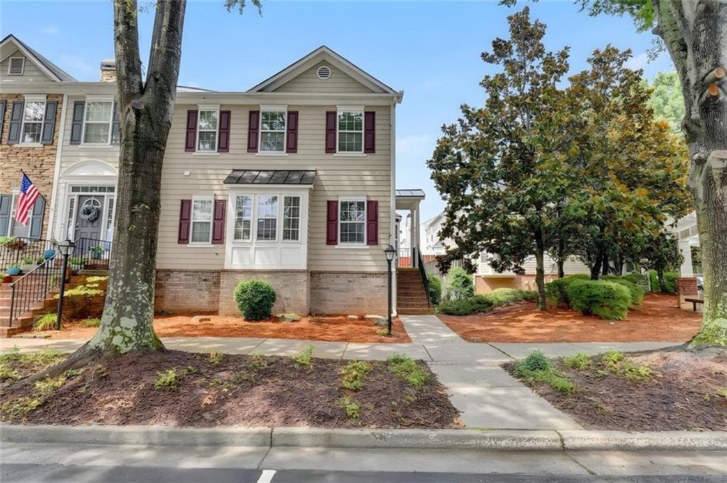 3 bedroom, 3 bathroom, 2,220 sq ft townhouse for sale at 3761 Lake Point Boulevard, Suwanee, GA 30024 — photo 2