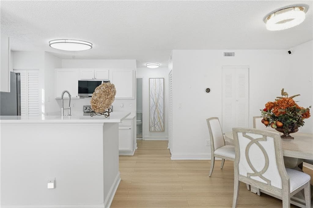 2 bedroom, 2 bathroom, 880 sq ft condominium for rent at 904 Wentworth Court, Alpharetta, GA 30022 for $2,100 a month — photo 6