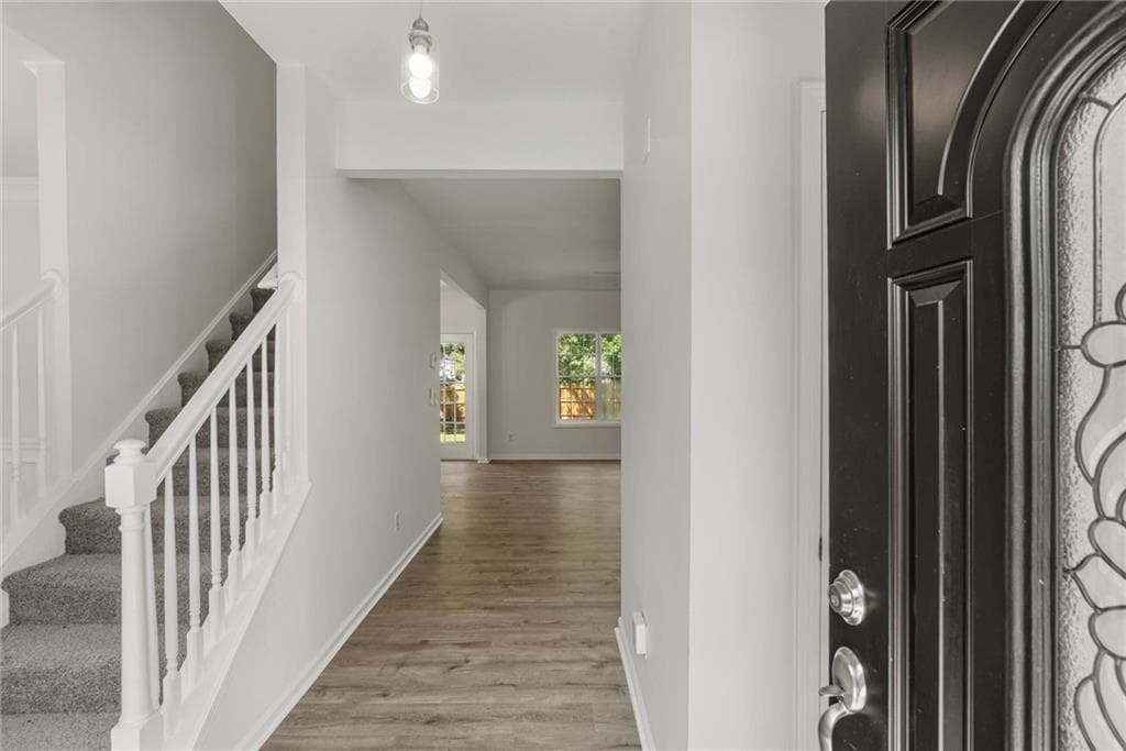 3 bedroom, 3 bathroom single family residence under contract at 3913 Willow Fields Court, Loganville, GA 30052 — photo 3
