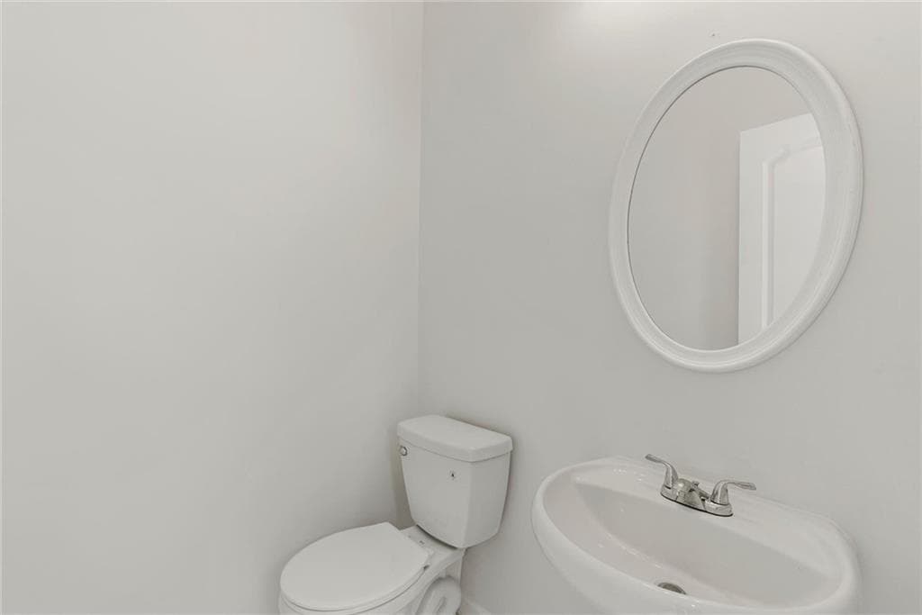 3 bedroom, 3 bathroom single family residence under contract at 3913 Willow Fields Court, Loganville, GA 30052 — photo 5
