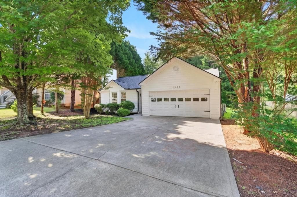 3 bedroom, 2 bathroom, 1,256 sq ft single family residence for rent at 2558 Candlewood Way, Lawrenceville, GA 30044 for $2,200 a month — photo 3