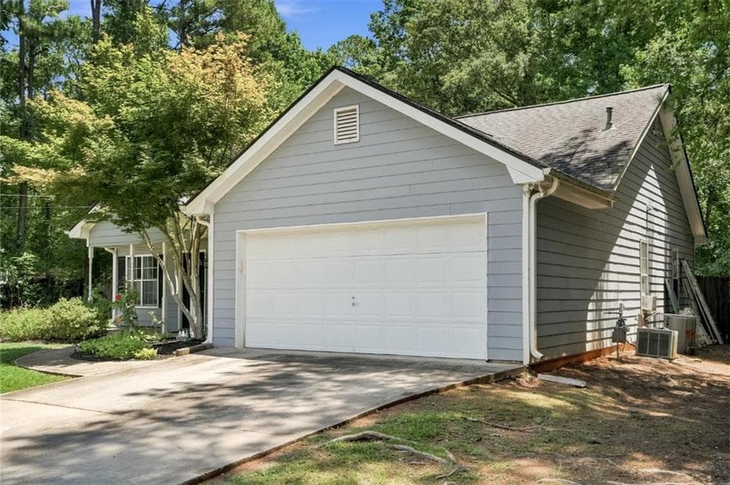 3 bedroom, 2 bathroom, 1,372 sq ft single family residence for sale at 85 Goldfinch Drive, Covington, GA 30016 — photo 2