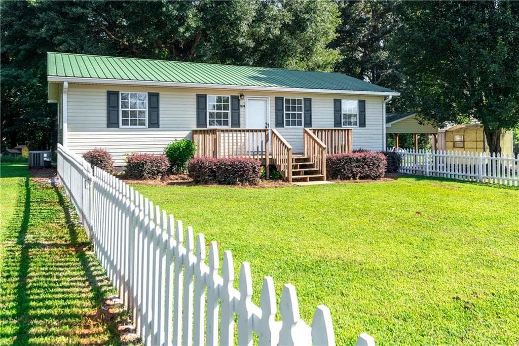 2 bedroom, 2 bathroom, 1,092 sq ft single family residence under contract at 894 Lakeview Drive, Nicholson, GA 30565