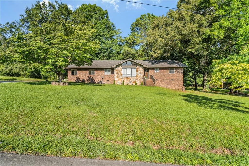 3 bedroom, 2 bathroom, 1,884 sq ft single family residence for sale at 2814 Suncrest Drive, Dalton, GA 30720