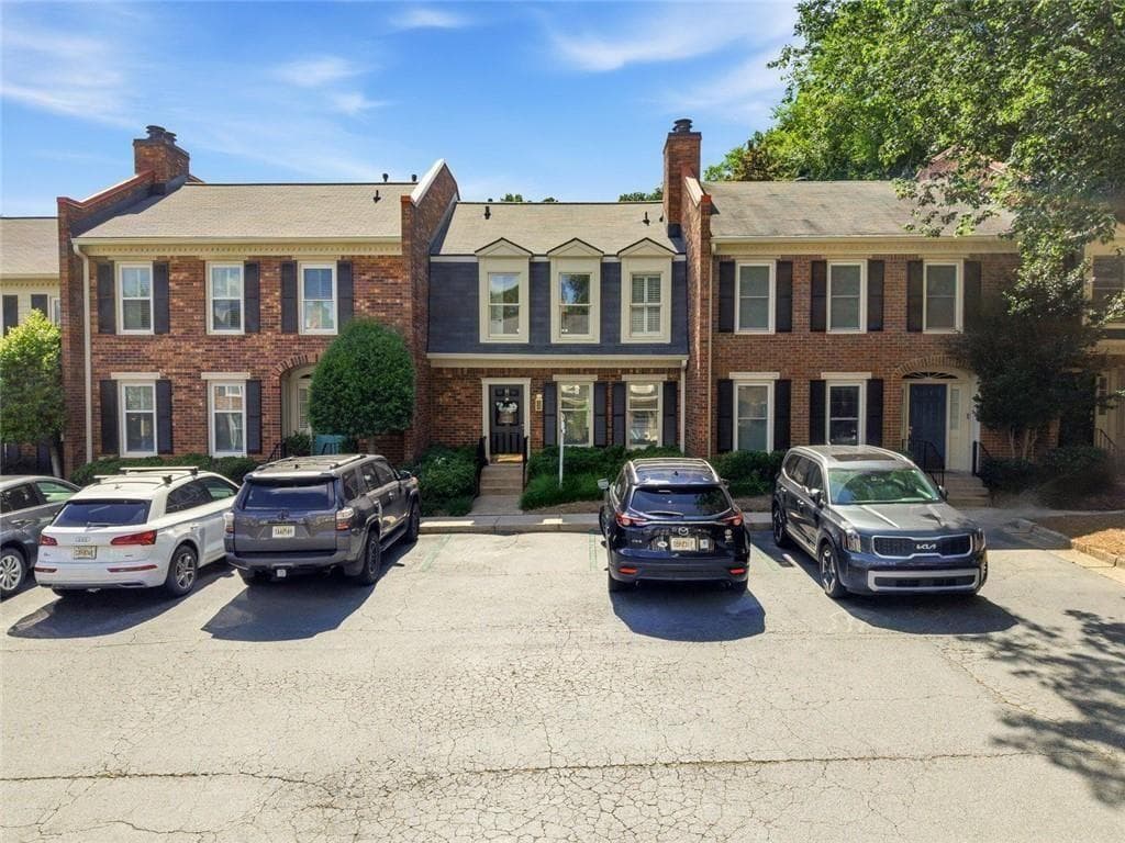 2 bedroom, 3 bathroom, 1,080 sq ft townhouse under contract at 13 Stratford Hall Place #13, Atlanta, GA 30342 — photo 2